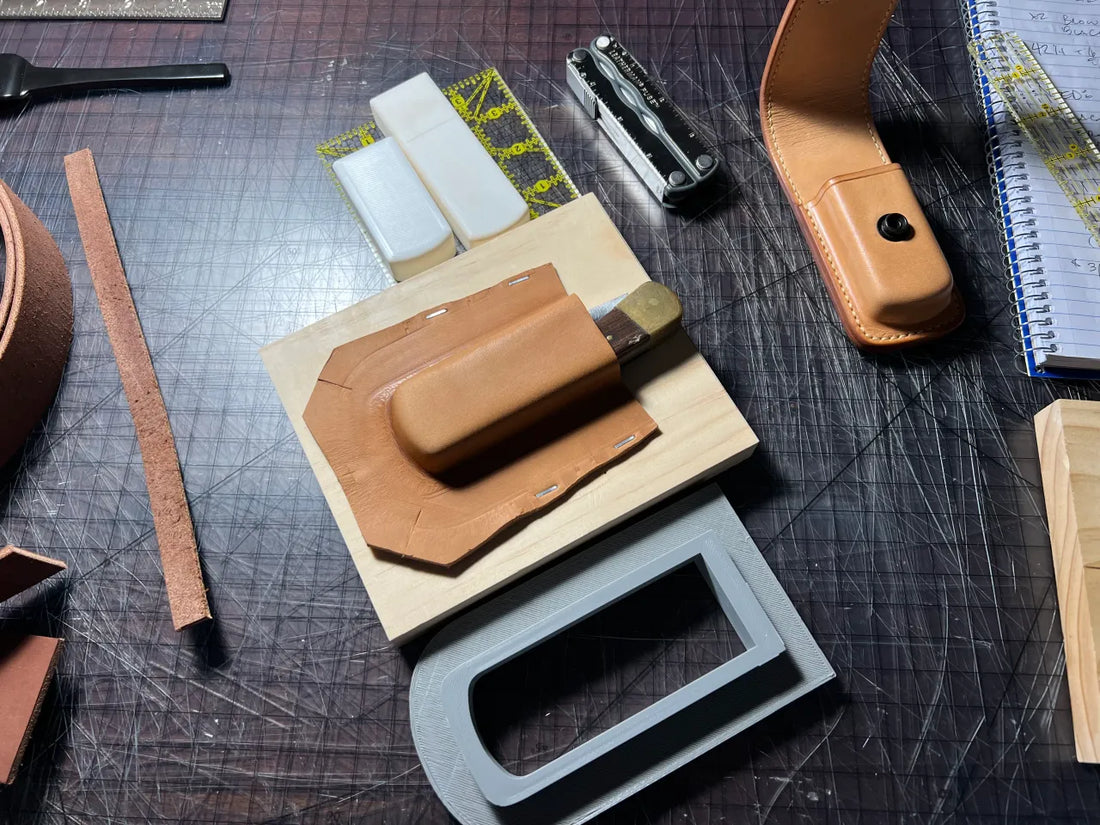 Funda de cuchillo en cuero veg-tan, volumen 3D tras secado al aire